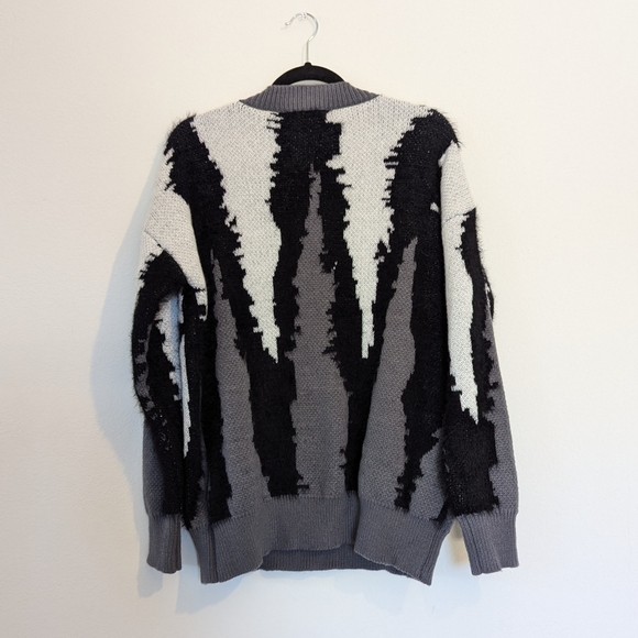 Unisex Grey Crewneck Fuzzy Pullover Sweater Size Medium - Picture 10 of 10